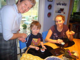 James and Maj painting eggs