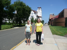 Lin and Taylor exploring campus on move-in day (University Hall in the background)